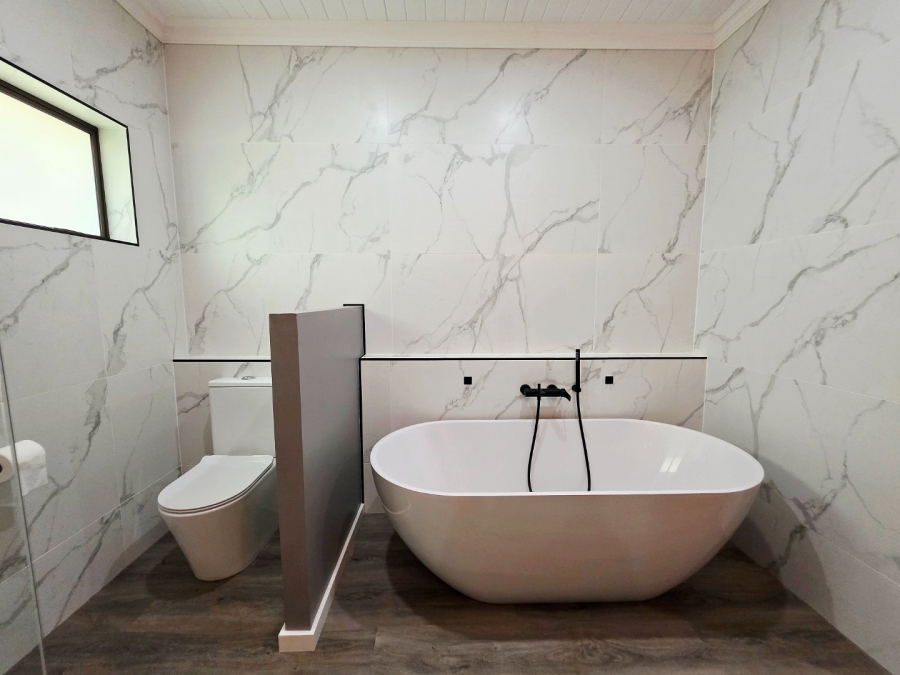 5 Bedroom Property for Sale in Langenhovenpark Free State